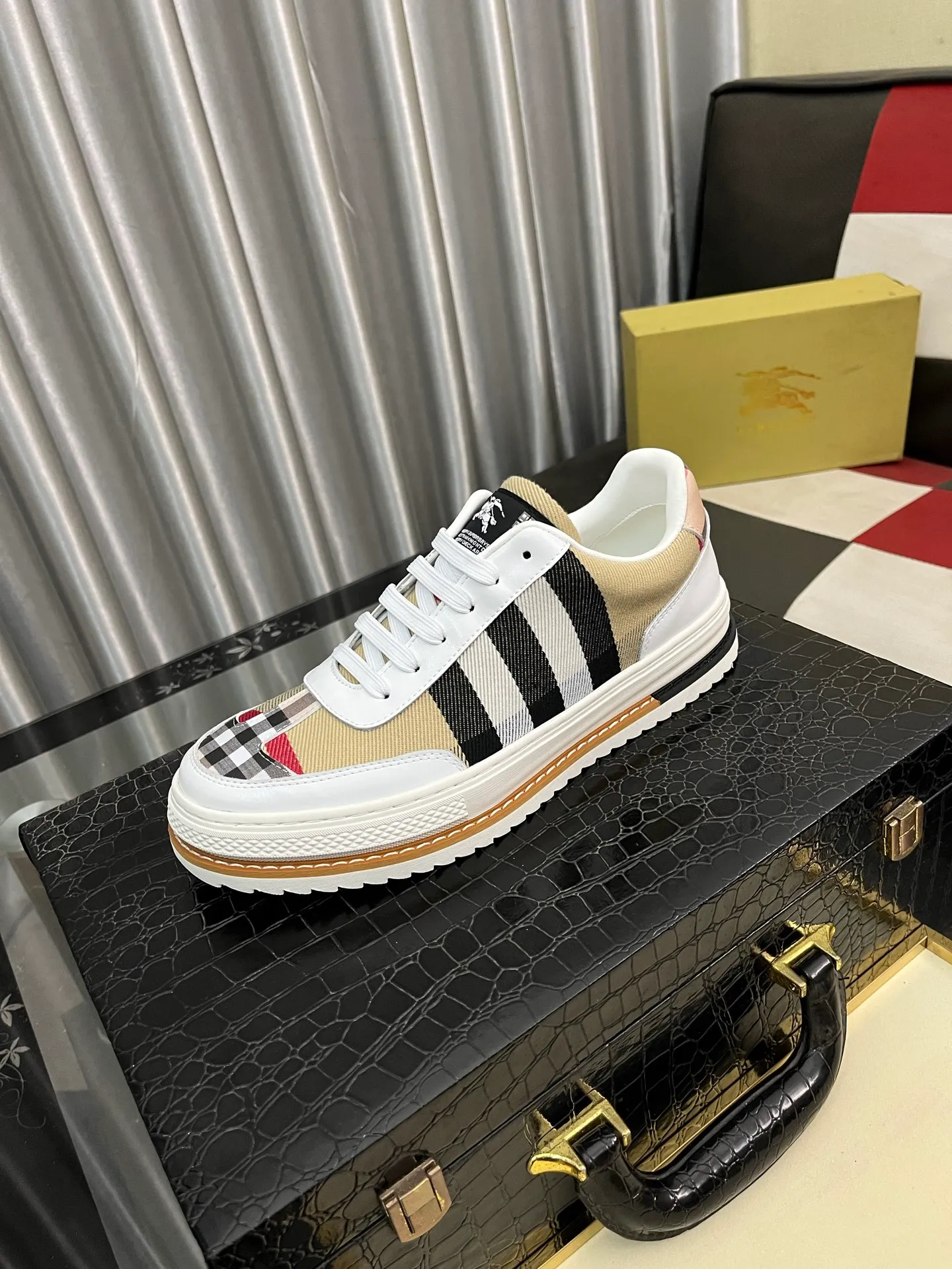 Men's shoes 💰420⌚️⌚️BURBERRY "Burberry" Regular size: 38-44 (casual shoes) Product materials: Selected cowhide upper, soft sheepskin lining; original outsole. 2️⃣colors available